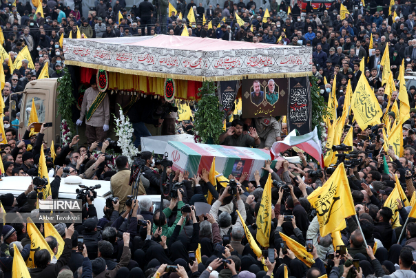 图：伊朗为暗杀将领举行葬礼