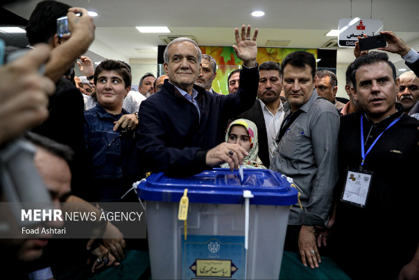 组图：伊朗全国举行第14届总统选举