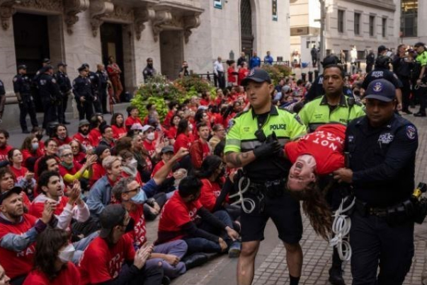 纽约证券交易所大楼被反对以色列政权的抗议者包围