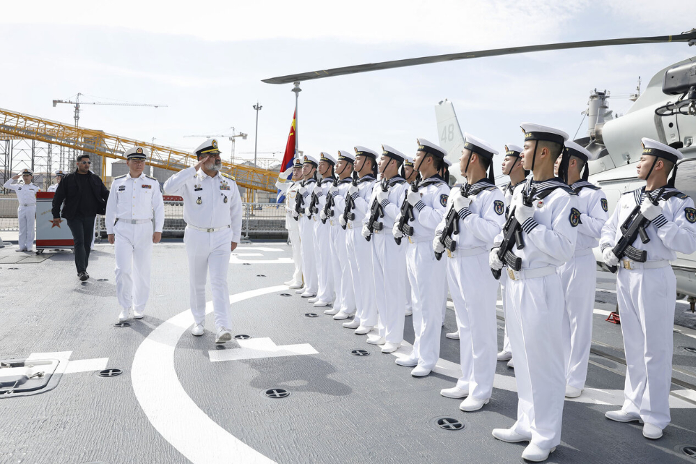 伊朗海军司令参观中国和俄罗斯驱逐舰