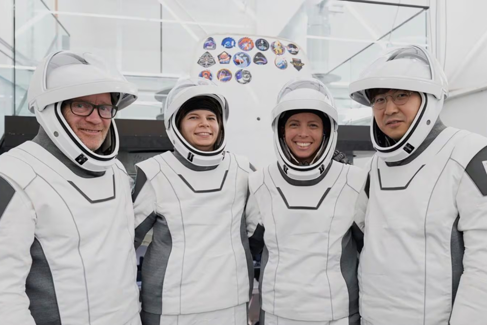 SpaceX 发射 4 人环绕地球两极