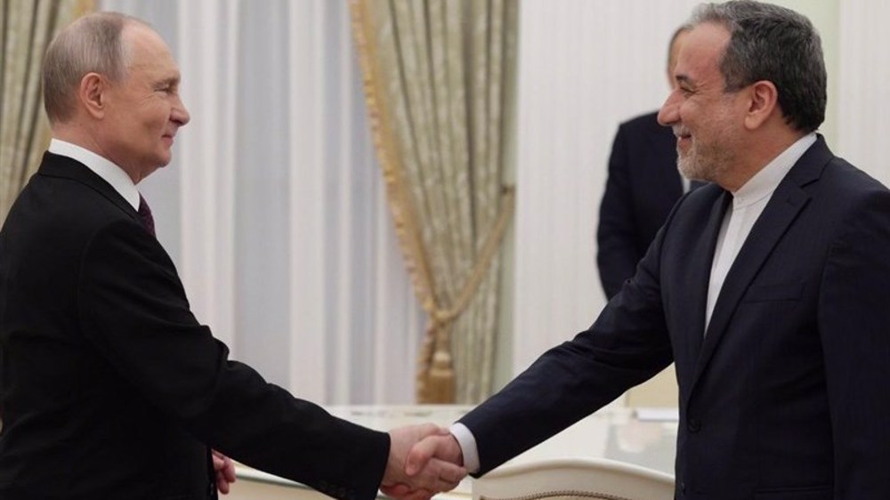 Iranian FM submits Leader’s written message to President Putin