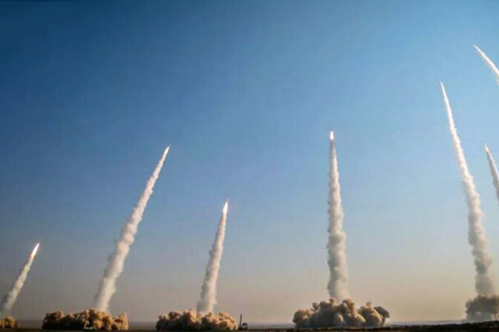 Начало четырнадцатого волны ракетных атак Ирана против военных баз США в регионе