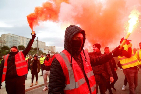 پلیس فرانسه با گاز اشک آور به معترضان حمله کرد