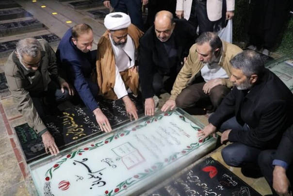 حضور امیر سرلشکر موسوی بر مزار شهید سپهبد سلیمانی