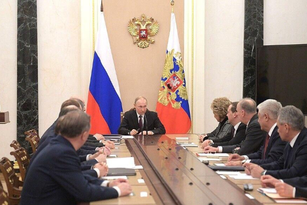 ولادیمیر پوتین رئیس جمهوری روسیه با اعضای شورای امنیت این کشور درباره اوضاع سوریه بویژه وضعیت متشنج منطقه ادلب گفت وگو کرد.