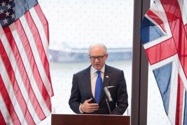 حمله سفیر آمریکا در انگلیس به چین به بهانه ممانعت از اطلاع‌رسانی درباره کرونا