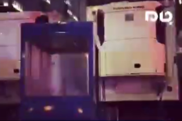 بغض پرستار آمریکایی در مقابل سردخانه‌های سیار بیمارستان نیویورک!