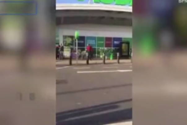 کتک کاری مردم انگلیس در صف خرید فروشگاه بزرگ در بیرمنگام در پی الزام رعایت فاصله اجتماعی