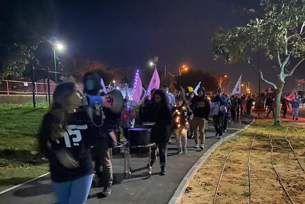 מאות במחאה נגד נתניהו ברחבי הארץ; מפגינה הותקפה ביבנאל