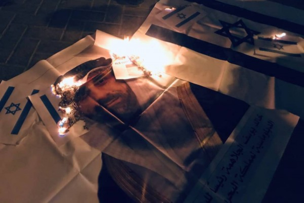 בחריין הציתו את תמונה שגריר מנאמה בישראל ודגל ישראל