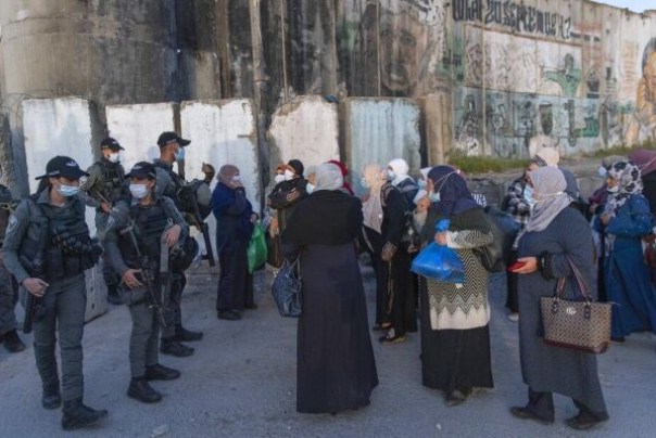 התבונן בדיווחי ארגון Human Rights Watch על פשעים ישראליים נגד הפלסטינים