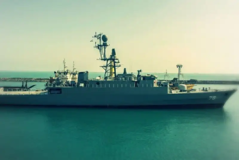 چندرسانه‌ای: ناوشکن دنا