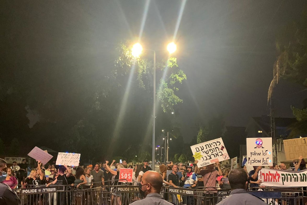 עשרות מתנגדים לחיסון לקורונה הפגינו מול ביתו של בנט: "הוכרזנו כמסוכנים לציבור"