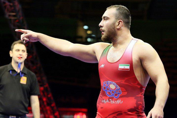 زارع پرچمدار ایران در اختتامیه شد