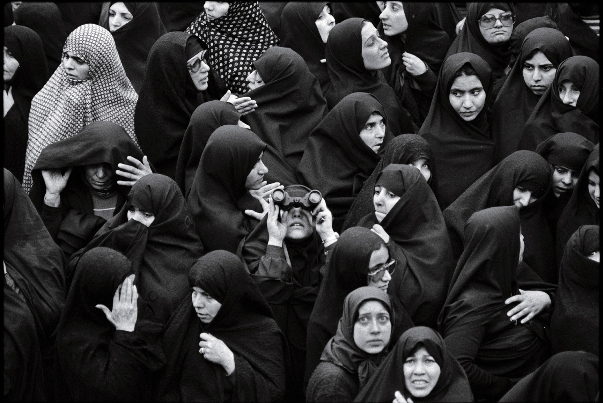 امام گفت: زنان شاه را بیرون کردند