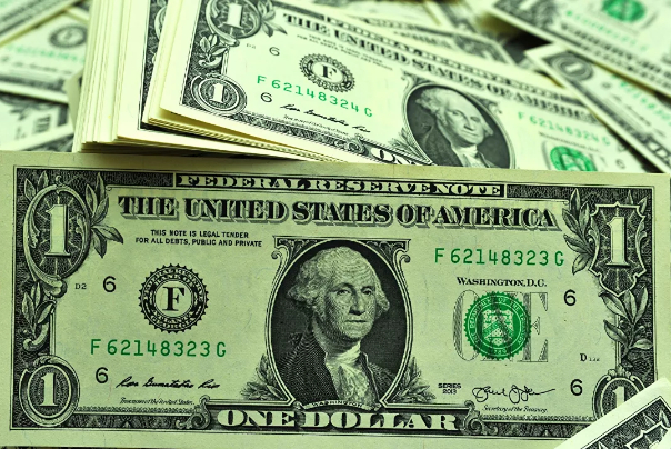 Доллар опустился ниже 84 рублей, евро — ниже 94 рублей