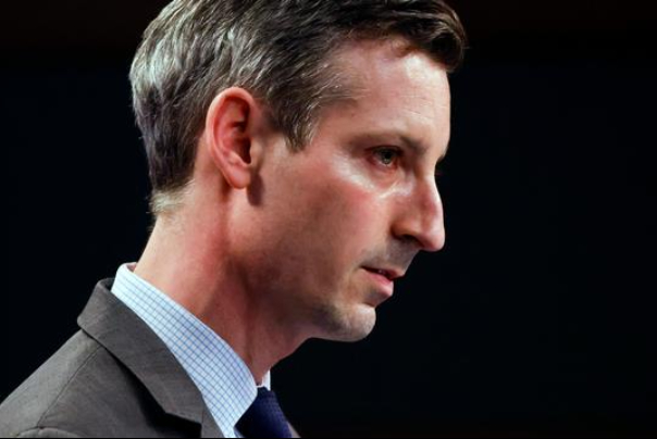 اشک تمساح «ند پرایس» و دم خروسی که بیرون زده است!