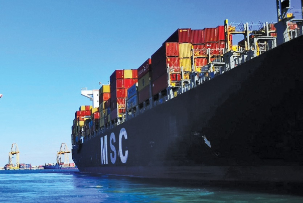 بیش از 1900 نفر از کارکنان بزرگترین بندر انگلستان دست به اعتصاب زدند