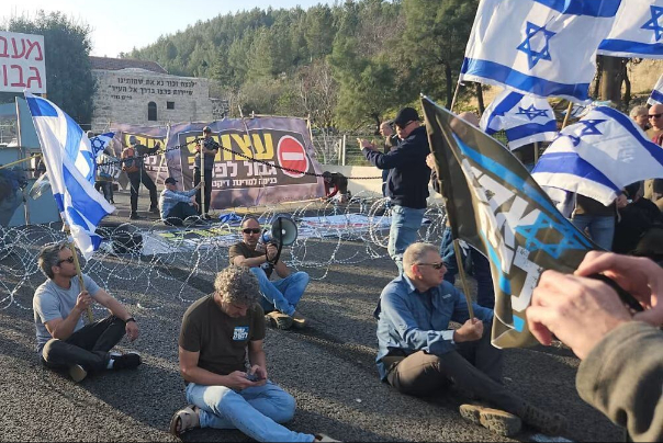 مخالفان پدرم تروریست هستند!