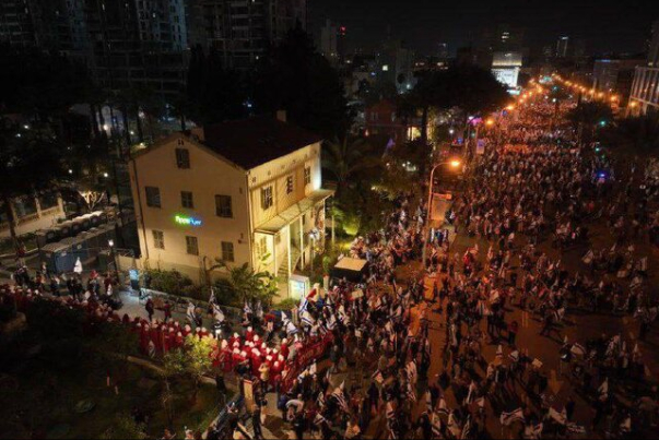 هزاران نفر از مخالفان نتانیاهو به خیابان‌های تل‌آویو آمدند