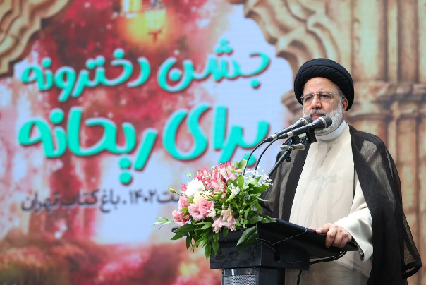 Раиси призвал иранских девушек расширять свои возможности