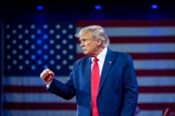 آیا پرونده‌های قضایی ترامپ به نفع کارزار انتخاباتی او است؟