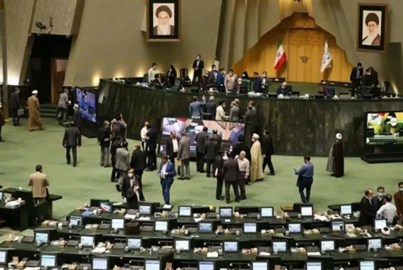 جدال برنامه‌ای دولت و مجلس