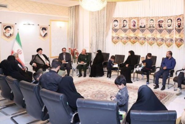 رئیسی: از موضع صاحبان انقلاب مطالبه‌گری کنید