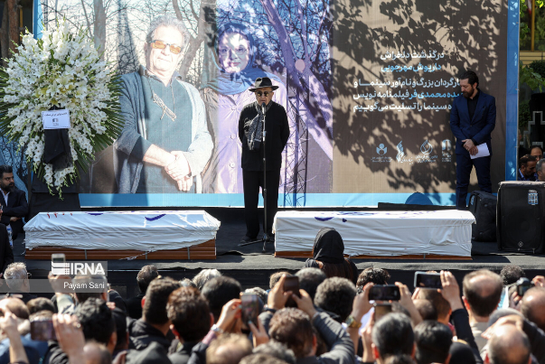 تصاویر مراسم وداع با پیکر کارگردان سینما دایوش مهر جویی و همسرش