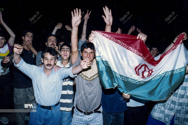 برگی از تاریخ | شادی مردم پس از تساوی مقابل استرالیا و صعود به جام جهانی فرانسه؛ هشتم آذر 76