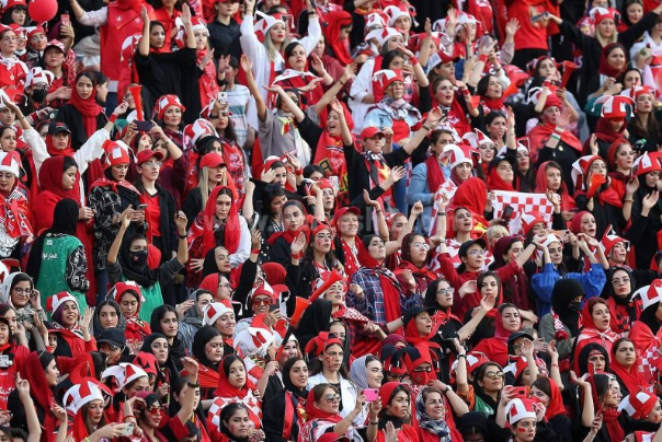 دربی با VAR و تشویق زنانه!