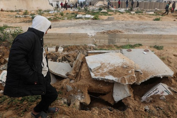 سی ان ان: ارتش اسرائیل 16 گورستان غزه را ویران و مورد هتک حرمت قرار داده است +فیلم