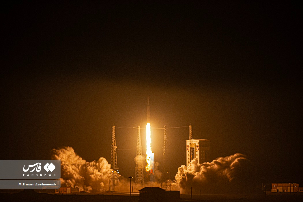 伊朗成功发射三颗卫星