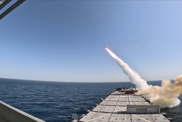 伊朗公布从舰船上发射弹道导弹的画面