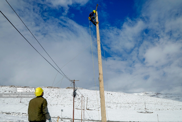 گزارش تصویری |  سیم بانان ، روایت تلاش برای اتصال برق در سرمای زیر صفر و ارتفاع 4 متری تیر چراغ برق