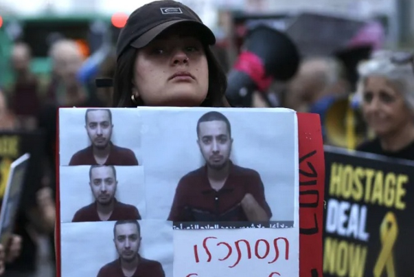 Демонстрация семей израильских пленников перед домами Ганца и Нетаньяху