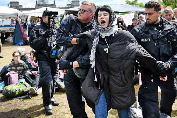 مشت آهنین آلمان علیه یک تجمع کوچک