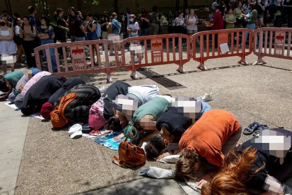 پیام‌ نماز دانشجویان با موهای باز و بدن نیمه‌برهنه