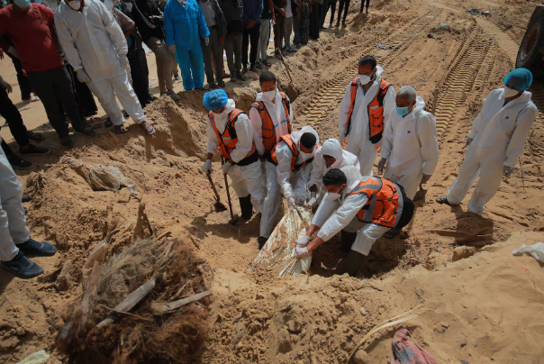 آیا شواهد در گورهای دسته‌جمعی غزه از بین می‌رود؟