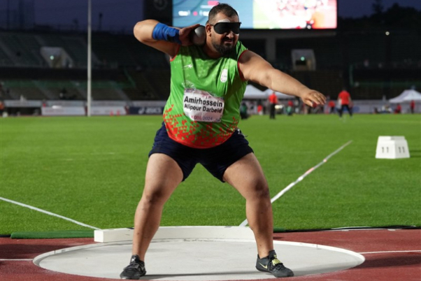 Вручение золотой медали Алипура президенту-мученику