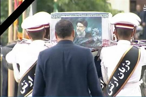 تشییع  پیکر شهید رئیسی توسط ارتش در فرودگاه مهرآباد + فیلم