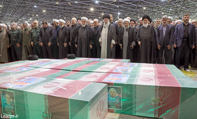 گزارش تصویری| اقامه نماز رهبر انقلاب بر پیکر رئیس‌جمهور شهید و شهدای خدمت