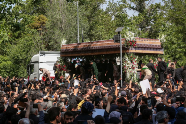 The New York Times сообщила: Большая толпа людей вышла на улицы Тегерана, чтобы похоронить Раиси