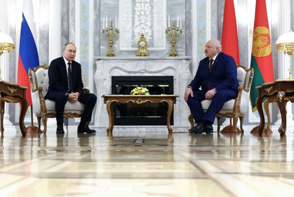 Путин и Лукашенко обсудили инцидент с вертолетом, перевозившим покойного Раиси