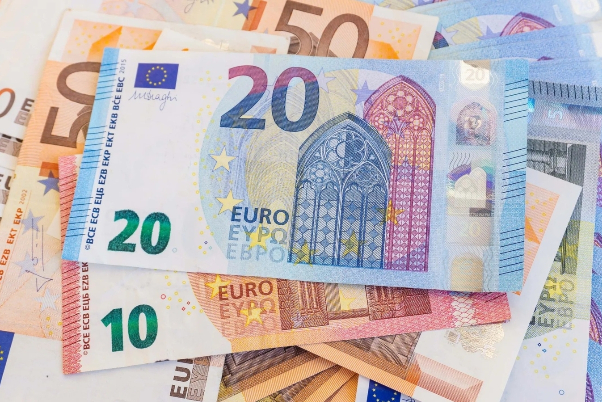 האירו יורד לרמות הנמוכות ביותר שלו לאחר שמקרון קרא להקדים את הבחירות בצרפת