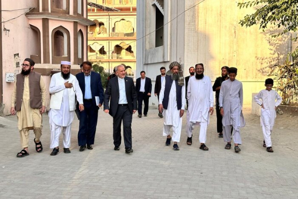 伊朗大使访问巴基斯坦“Darul Uloom Haqqaniyyah”学校