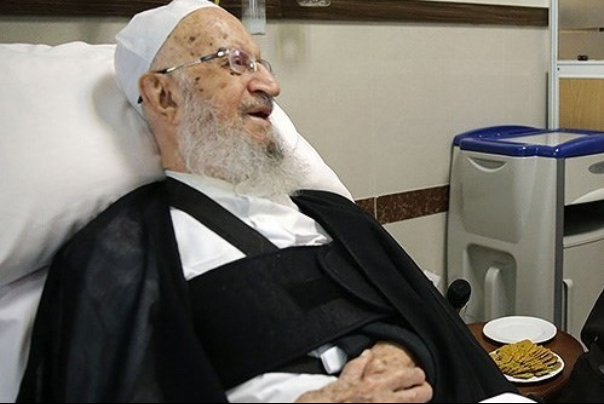 آیت‌الله مکارم شیرازی در بیمارستان بستری شد