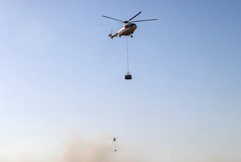 آبگیری بالگرد برای مهار آتش در پلدختر+فیلم