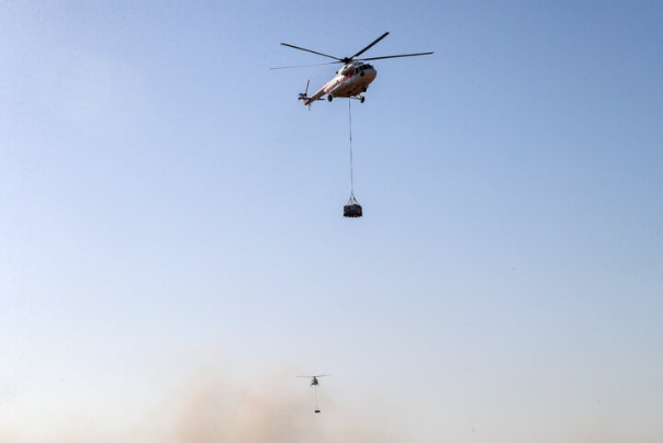 آبگیری بالگرد برای مهار آتش در پلدختر+فیلم